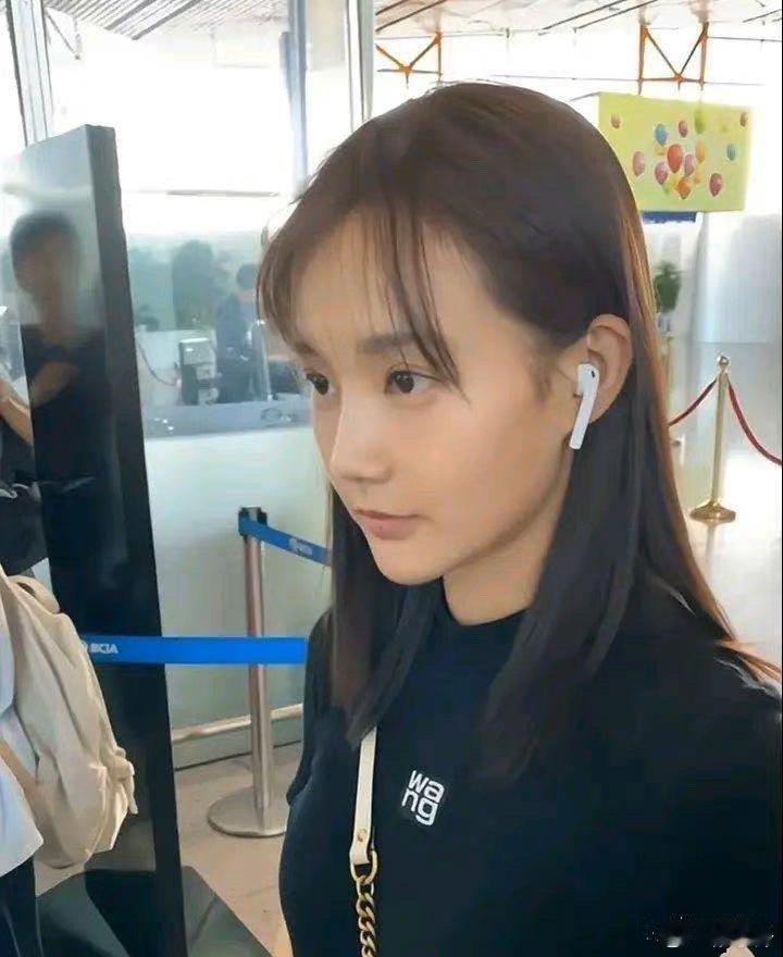 嘿，别以为这是普通素人，这是李一桐呀！她可是大家熟悉的演员呢，快来关注 ​​​