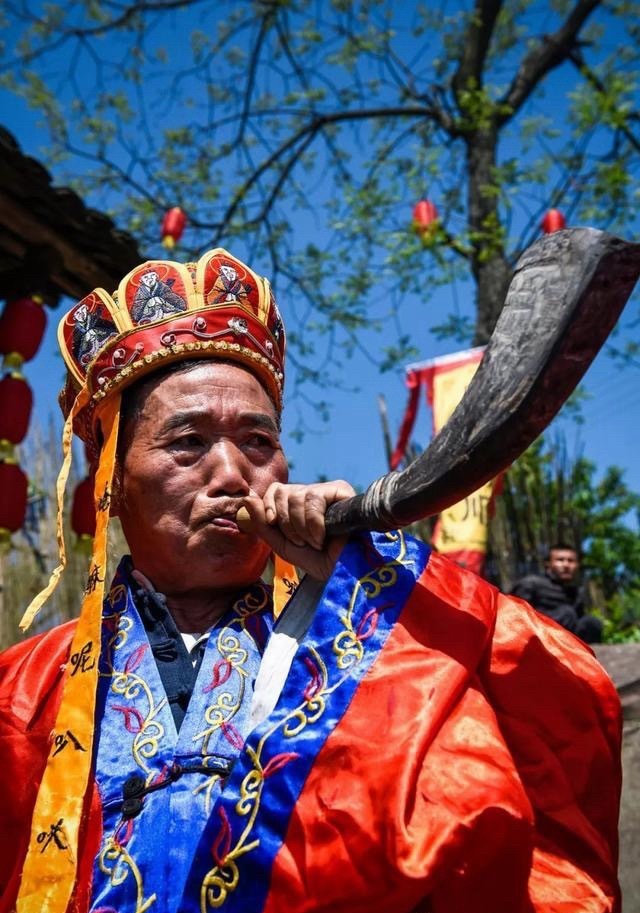 吹号！放烟幕，马贼执行徐徐撤退。今天开始场内外同步减仓，先一次性收利润，剩下本金