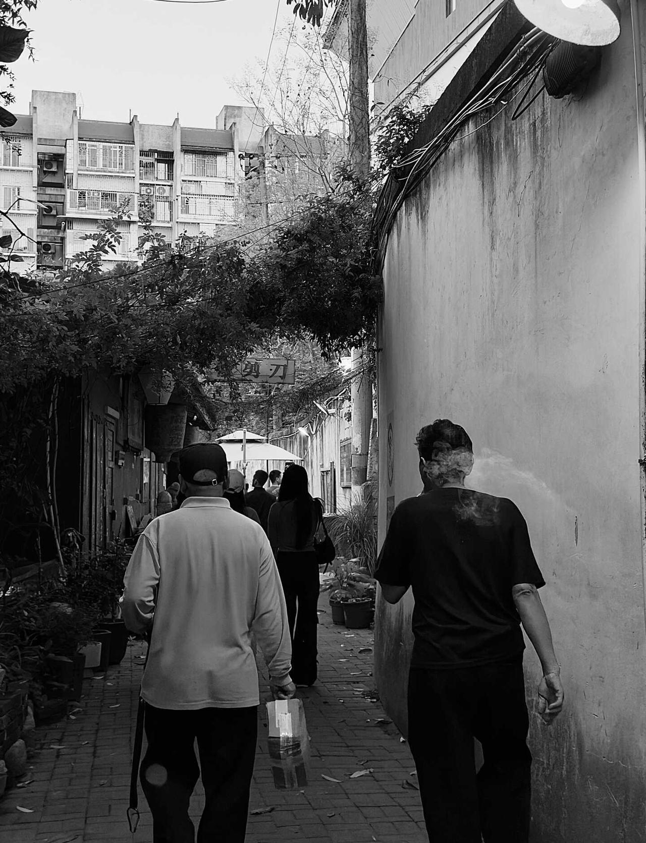 福州，禁烟始于故里，却困于当下
我爱福州的清晨锅边、深夜捞化
爱巷子里热乎的炖罐