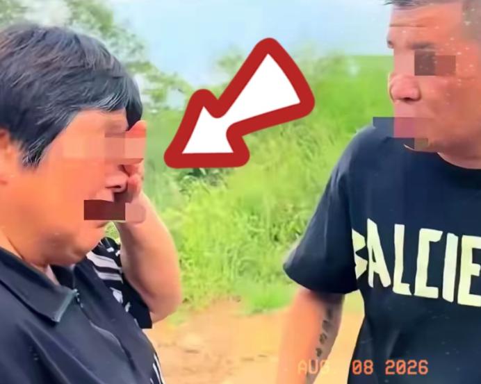 8月6号下午3点27分，搜救队员在林崖东坡一处灌木丛里扒出一顶紫帽子，没人笑，没