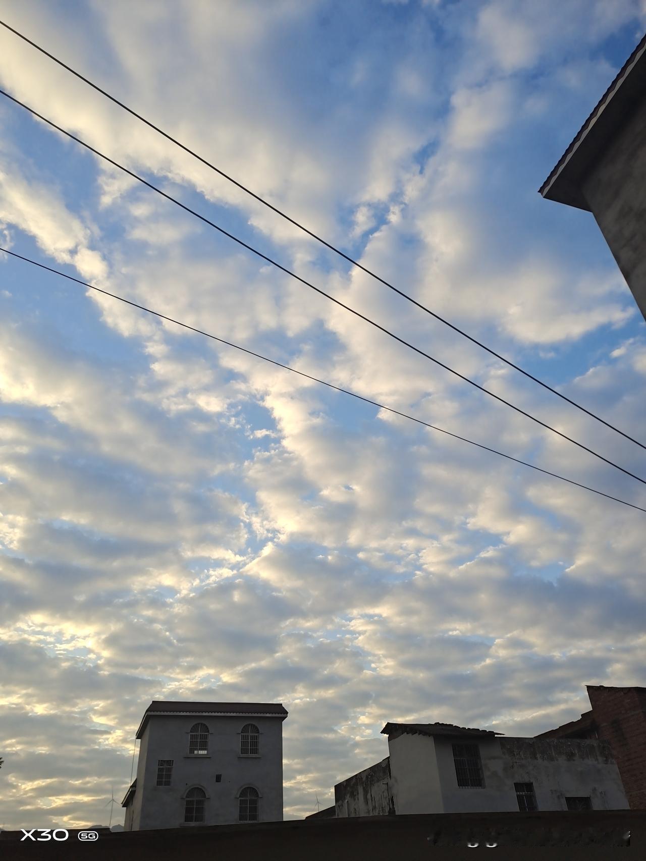 你认为属于你的幸福是什么我的幸福，是清晨被窗外的鸟鸣唤醒，而不是闹钟。是推开窗，