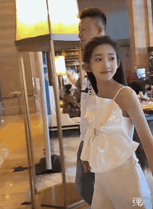 这么漂亮的女孩一个人出来很危险的[大笑]
