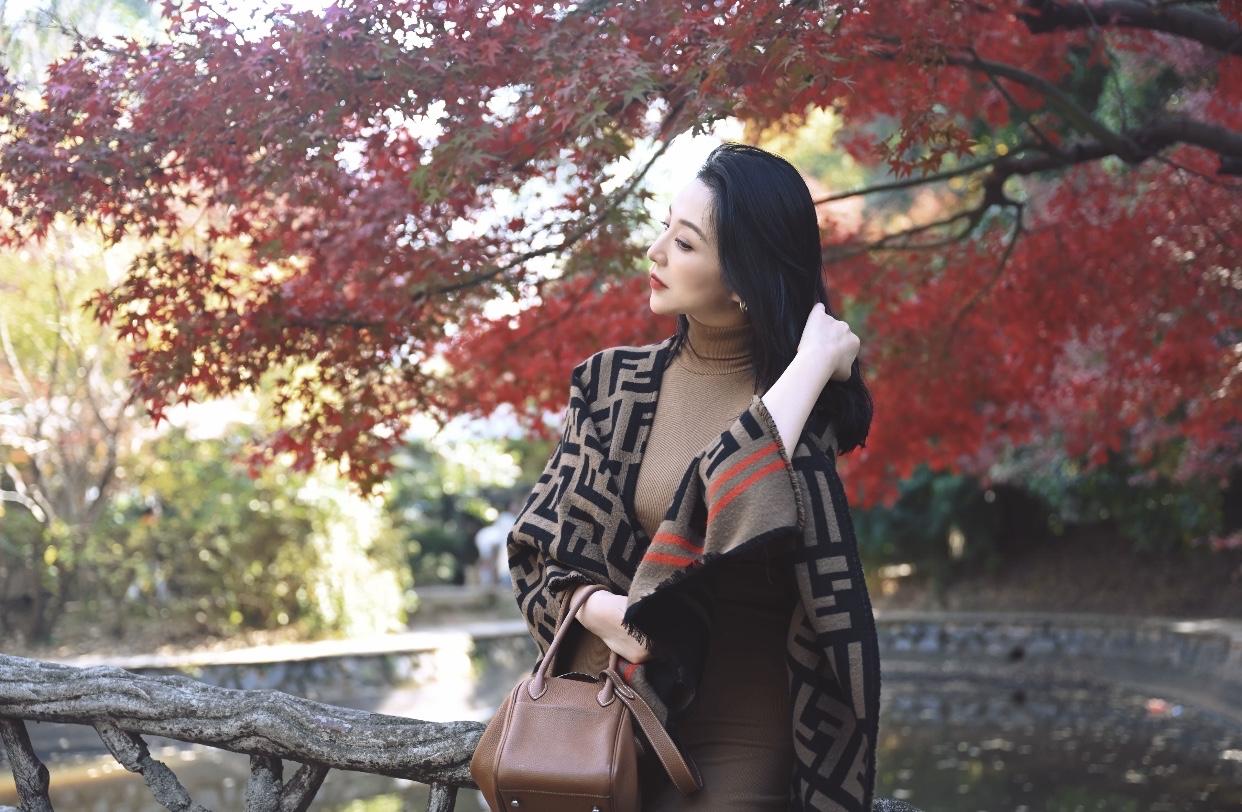 秋日漫步，红叶相伴，时尚穿搭，尽显优雅。公园漫步穿搭 公园氛围感穿搭