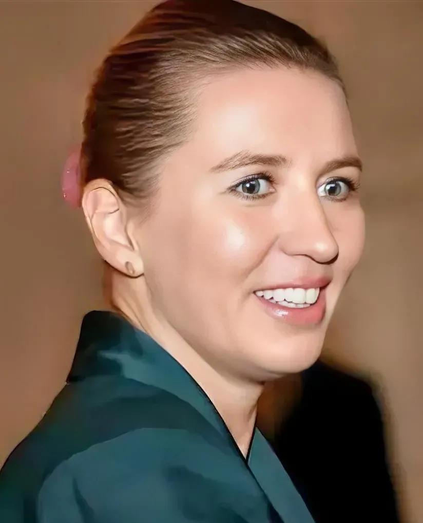 丹麦的两个国际笑话：一、丹麦女首相为了讨好美国，像疯狗一样咬中国，结果美国现在要