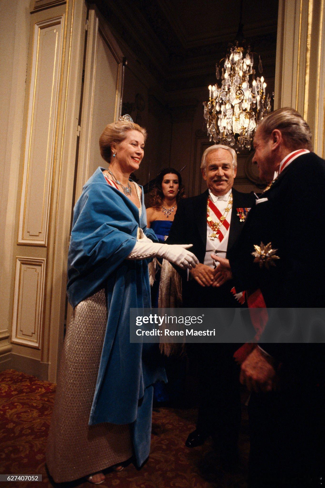 老照片 冲浪时刷到摩纳哥公主卡洛琳于1980年出席国庆日晚宴的老照片，虽然在同年