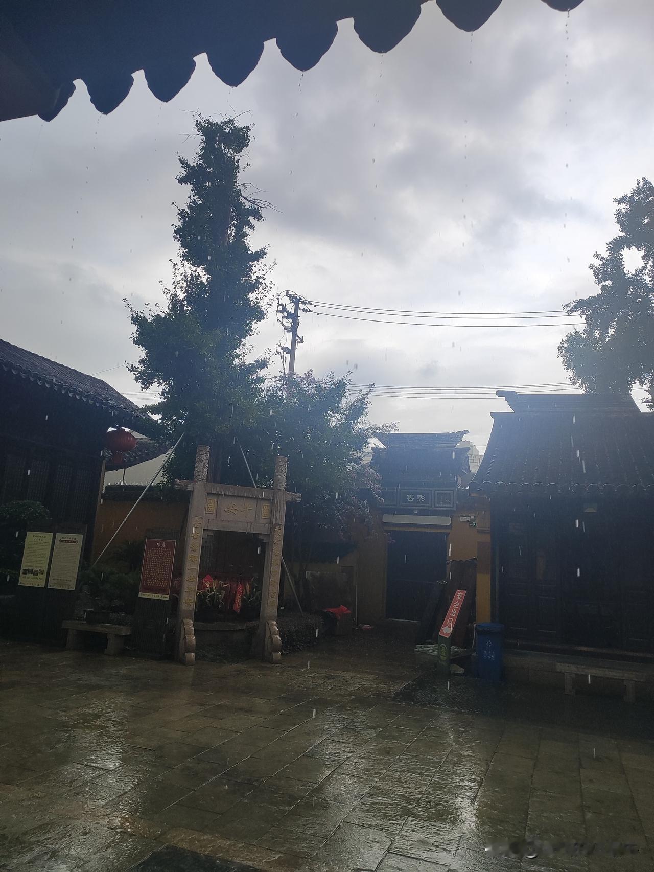 昨天去苏州城隍庙烧香，正好遇到下雨，躲雨的时候拍的
看看昨天奇怪的天气，一边是太