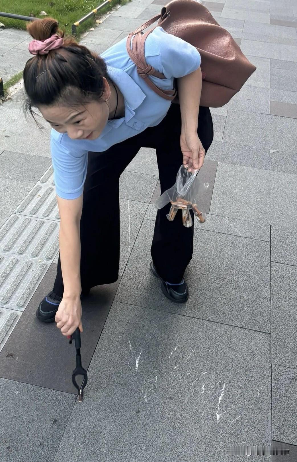 乌鲁木齐街头暖心一幕！上班路上姑娘沿路捡拾烟头

今天骑车路过东八家户，撞见一件