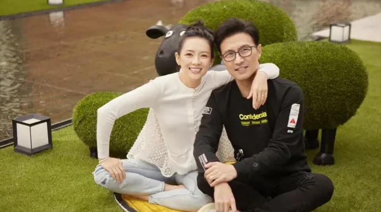 章子怡展现出了她出色的生育能力，她又迎来了一个与汪峰相似的小汪峰。汪峰在他52岁