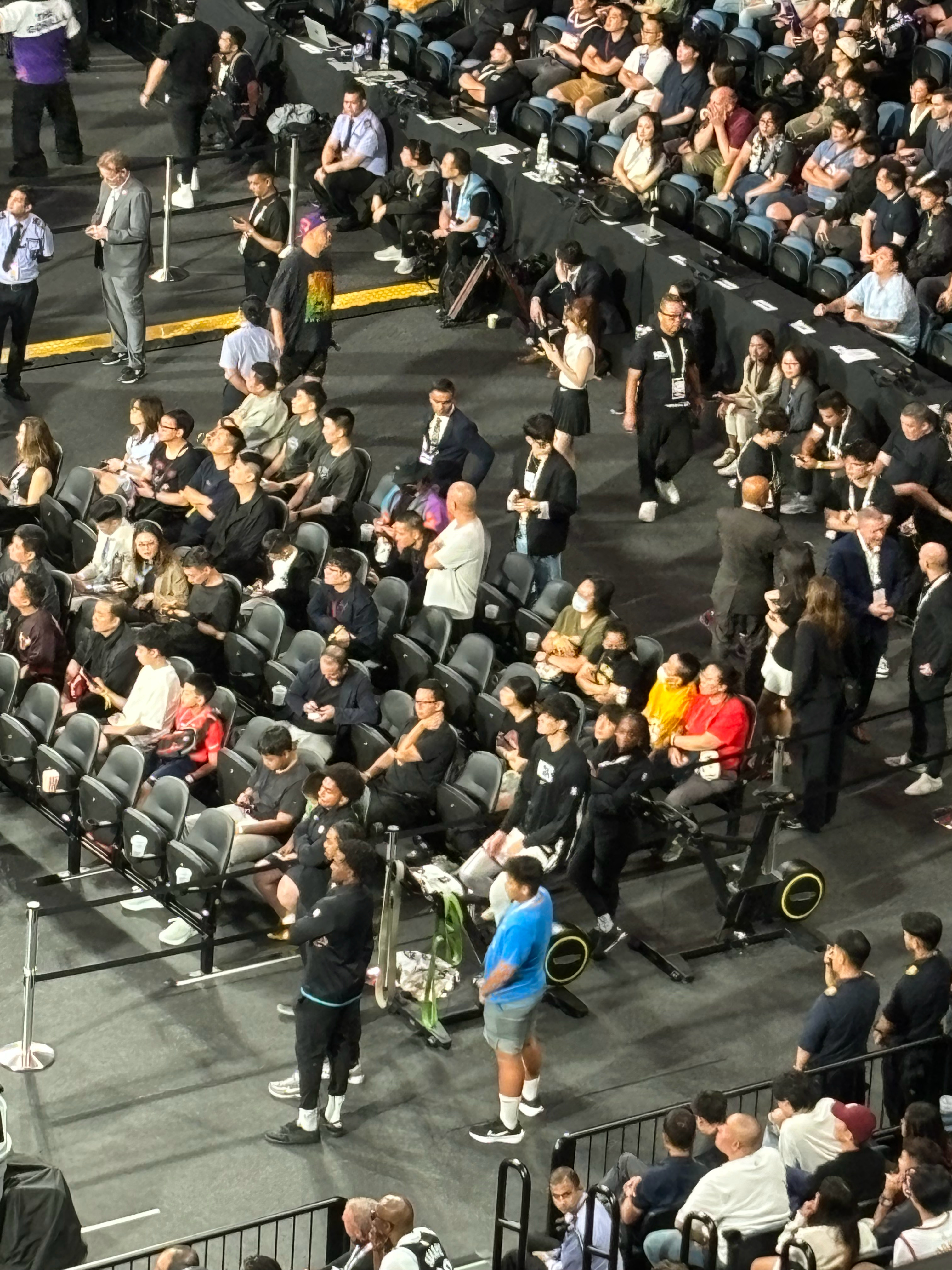 小曾踩单车了，最后应该会上一下。曾凡博NBA季前赛首秀 ​​​