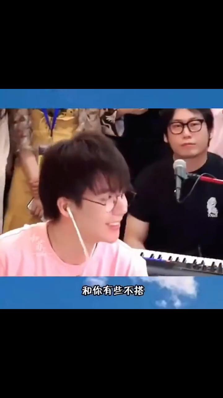 听到这声音仿佛回到了那个夏天。
加菲。
小生的花伞还落在你家，你美眷如花，我浪迹