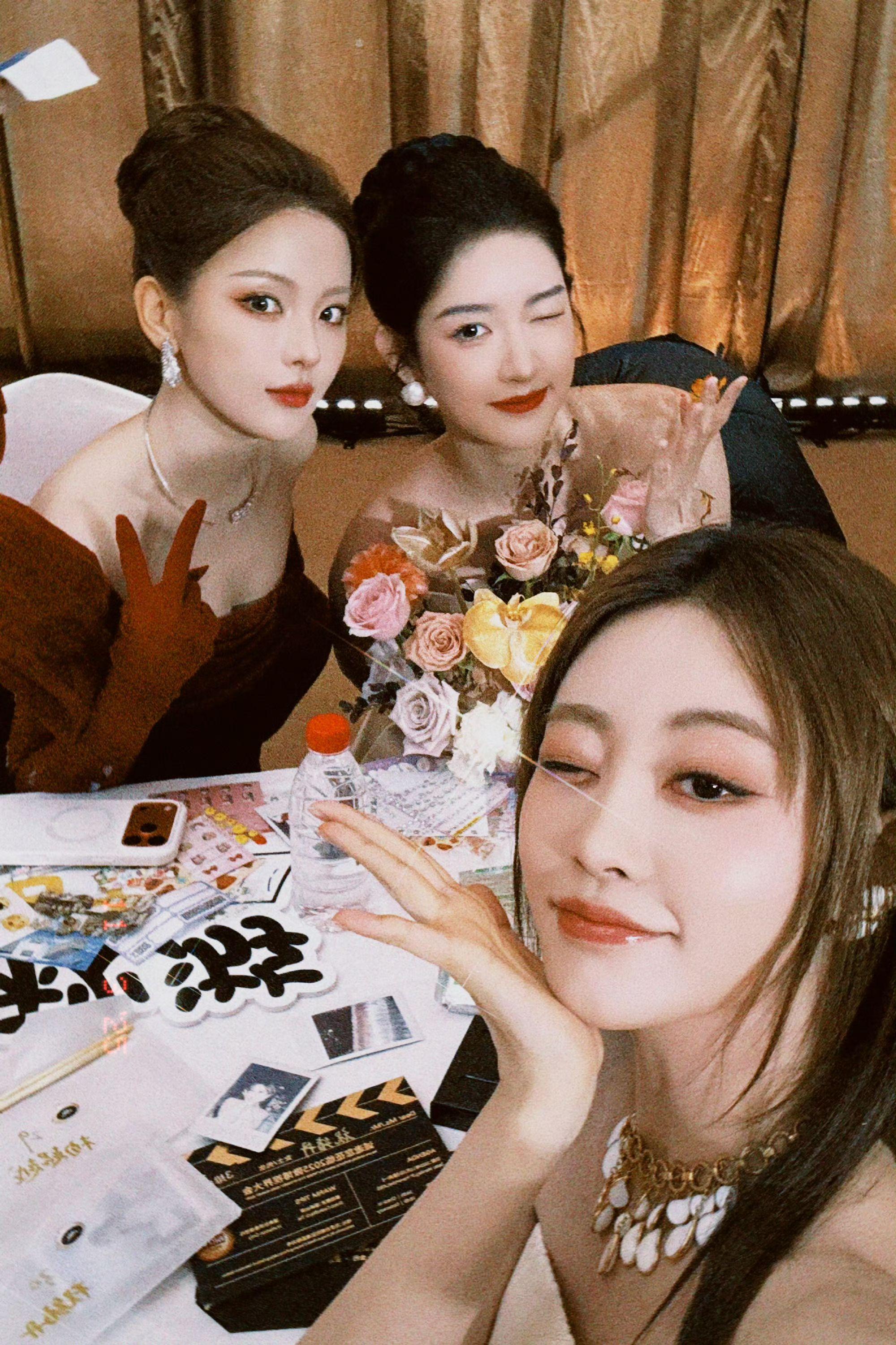 杨超越 王玉雯 祝绪丹  合照留念