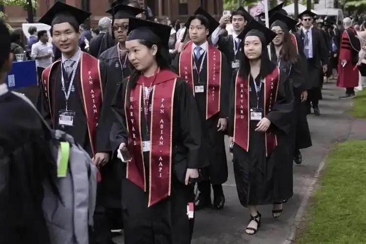 5月14日，正在中国北京访问的美国总统特朗普称：希望中国学生能赴美留学，并承认自