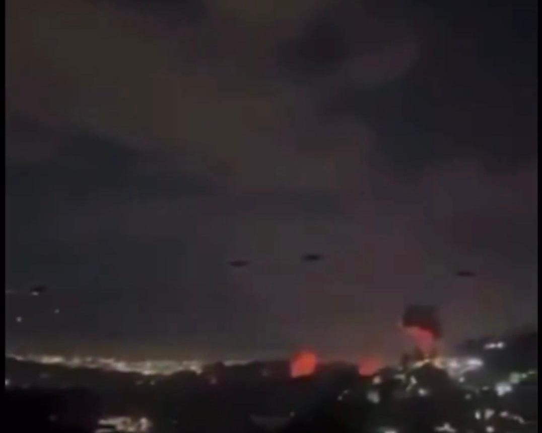 委内瑞拉首都上空传出多声巨响，部分区域停电？
这是美海空力量打击压制委军防空的同