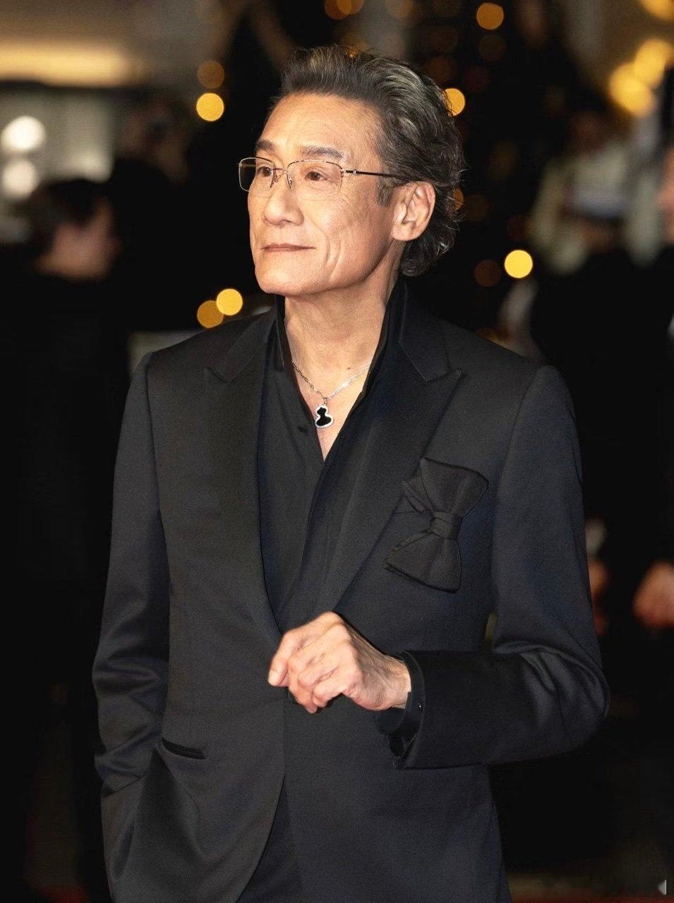 梁家辉 年纪大的就是会疼人梁家辉法拉利老了也依旧是法拉利，虽然不懂饭撒，但是疼人