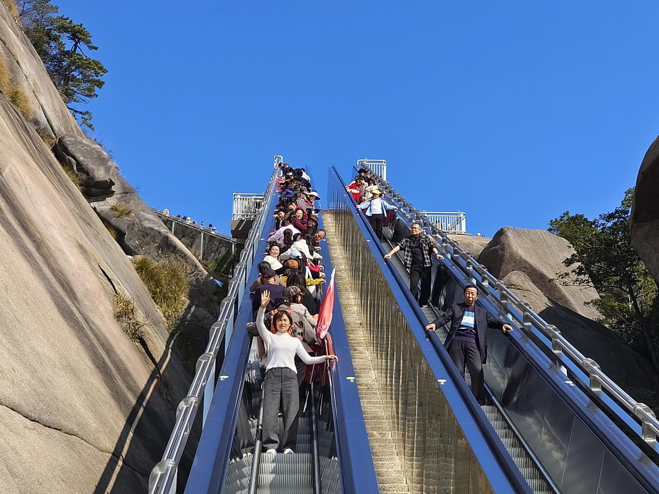 在上饶灵山为家国祈福，祝福国泰民安。
上饶灵山位于江西省上饶市广信区，是国家级风