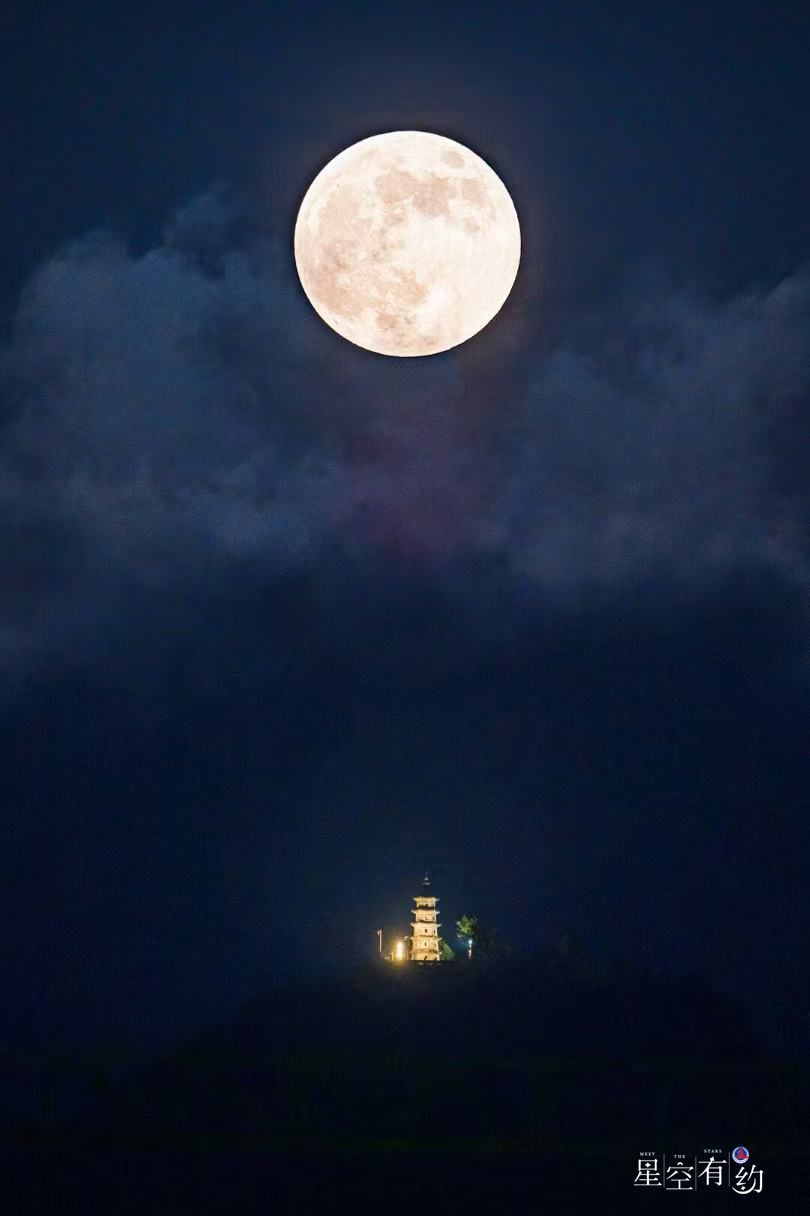 【#年度最大满月11月5日亮相#】#狮子座流星雨将迎来极大#“超级月亮”来了。1