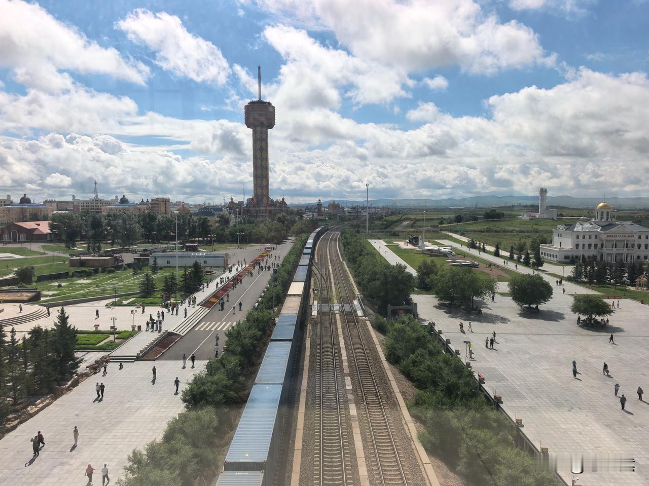 在满洲里国门景区，意外收获是看到了中欧专列。国门底下就是铁路，从上往下看，两条铁
