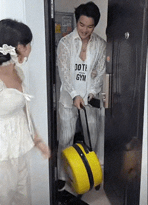 睁大眼睛，好生看过了，啥也没看出来。有看出来的朋友吗？指点一二。[作揖]