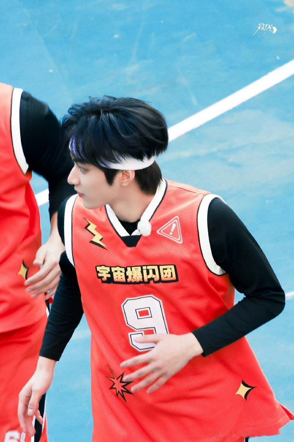 刘耀文《宇宙闪烁请注意》路透，这不是现偶什么是现偶，这脸太抗打了 