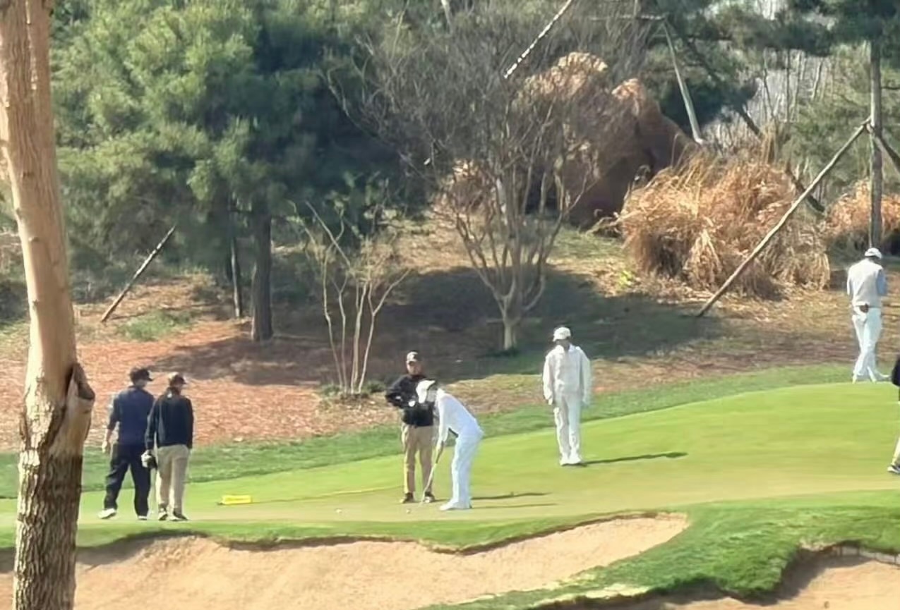 张杰王源一起打高尔夫偶遇张杰王源一起打高尔夫 网友偶遇张杰王源一起打高尔夫🏌️