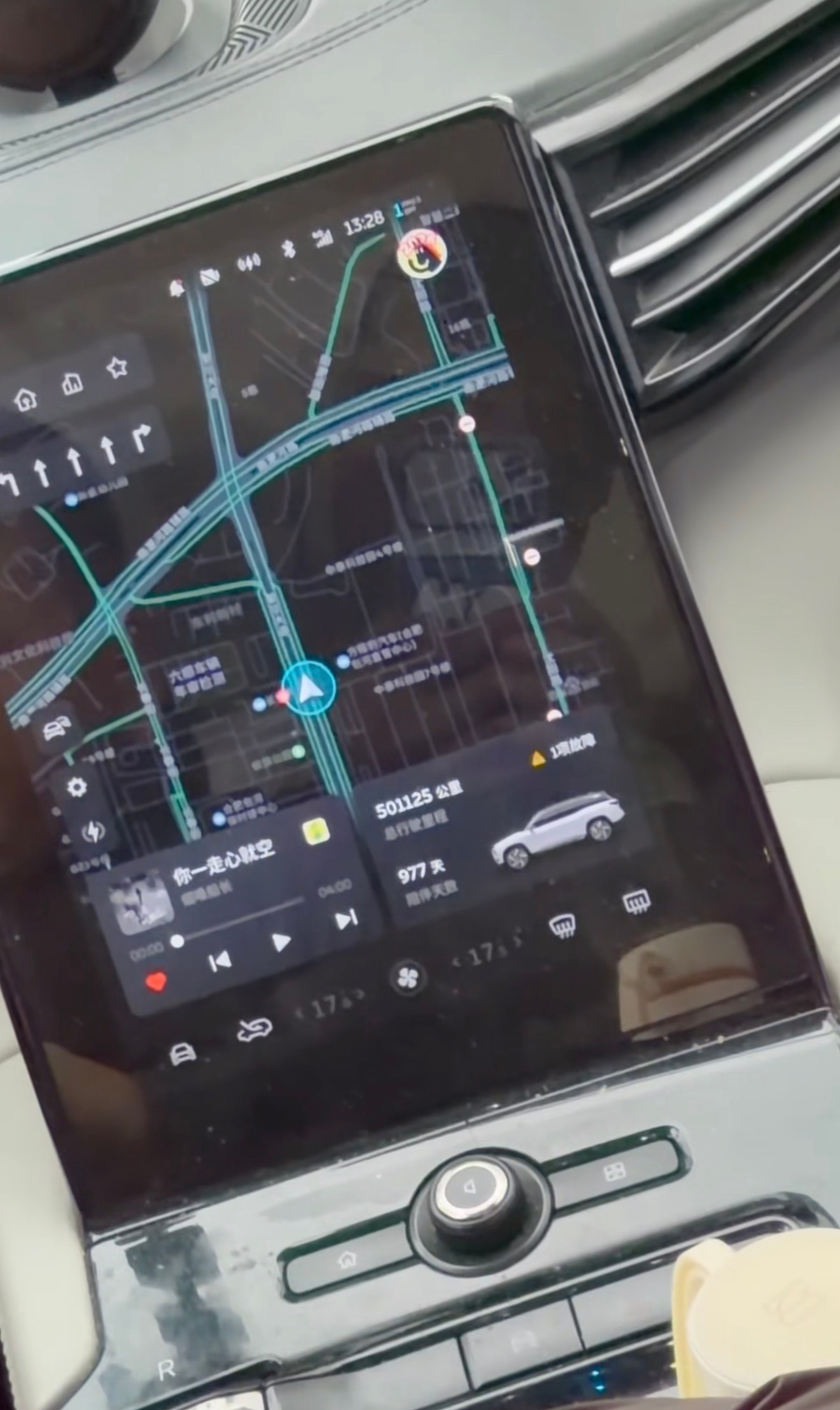 跑了 50 万的纯电车，你敢买吗！不敢，电池衰减太厉害了。跑了 50 万的蔚来，