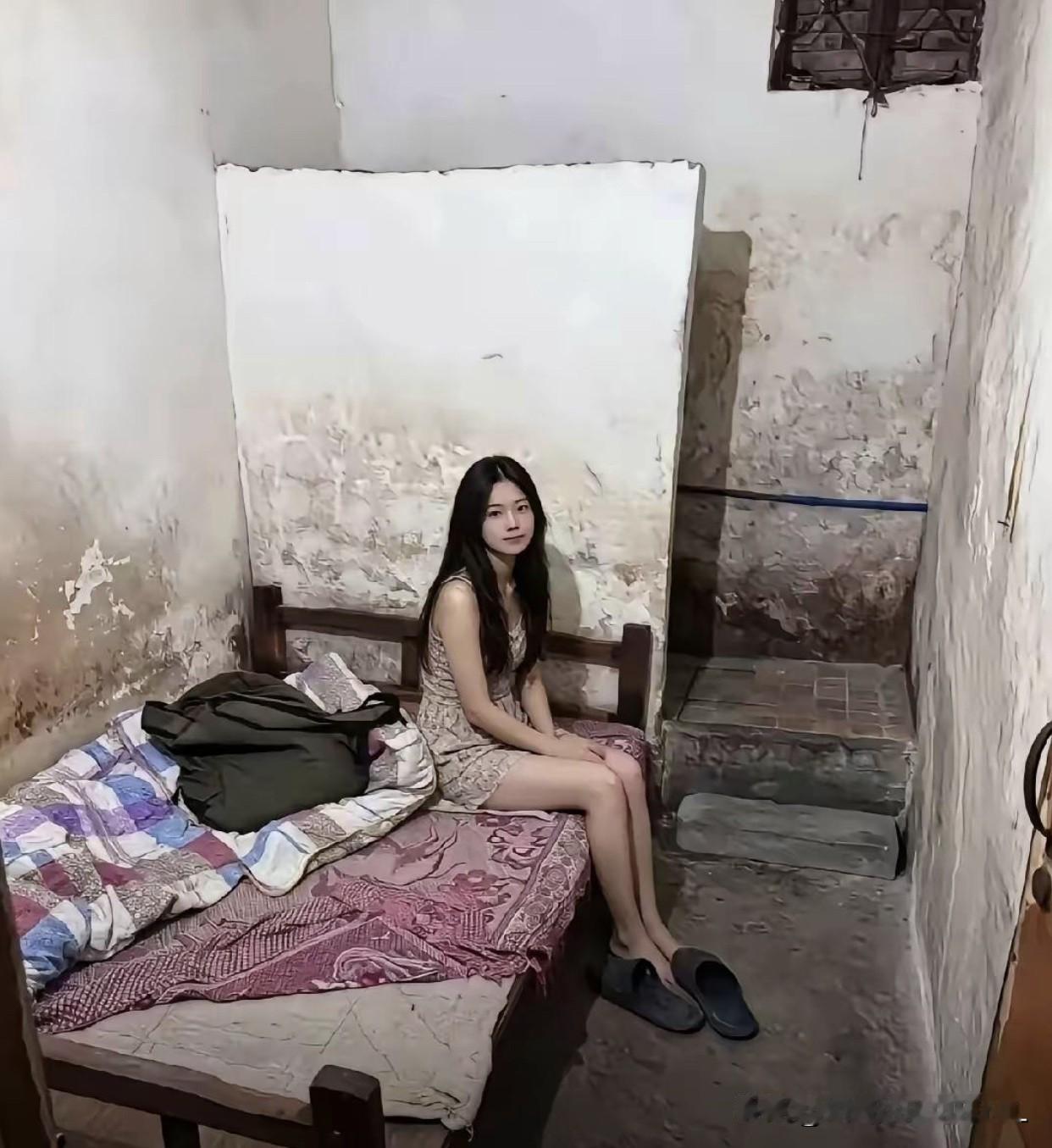 看到都心酸，这种环境怎么能住人呢？
我在想晚上睡觉不臭吗？卫生间就在旁边，就隔了