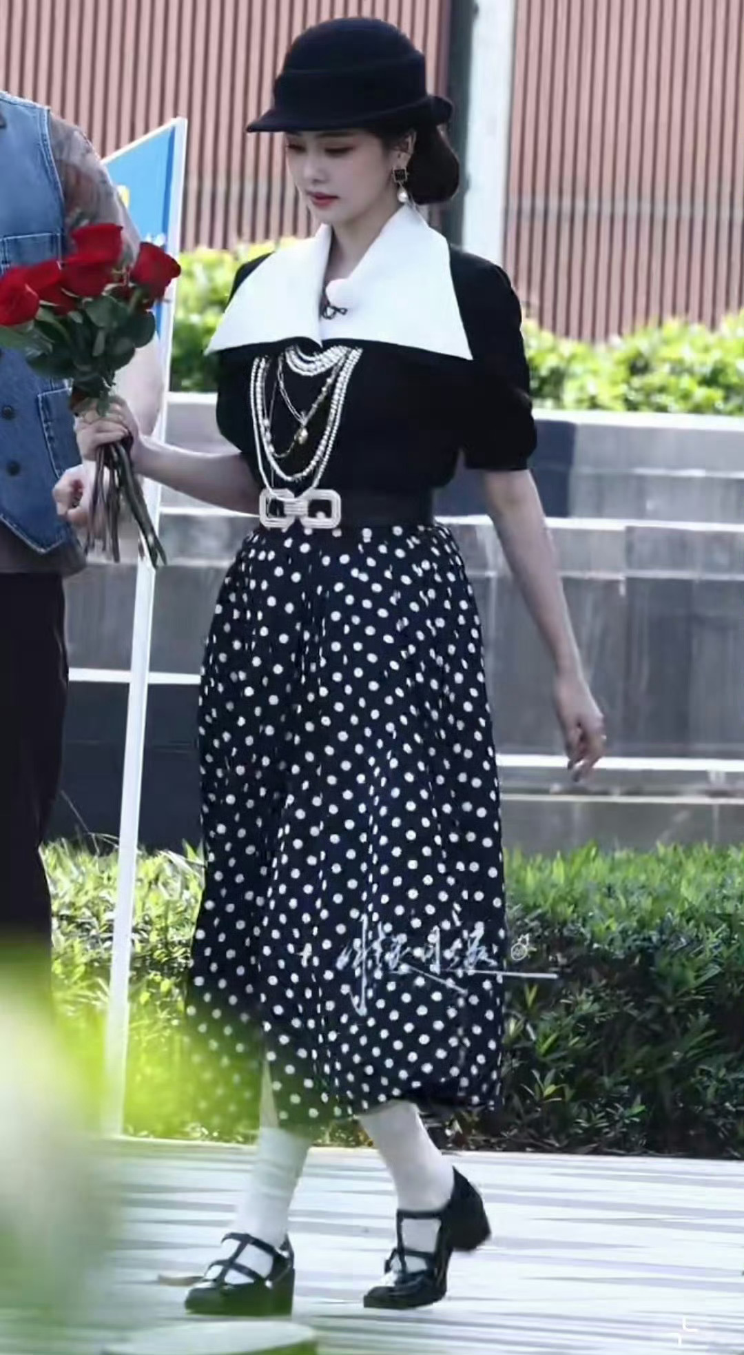  海口已飙到三十多度，白鹿一身民国留洋大小姐造型，热得不停扇风，背上还贴着未能到