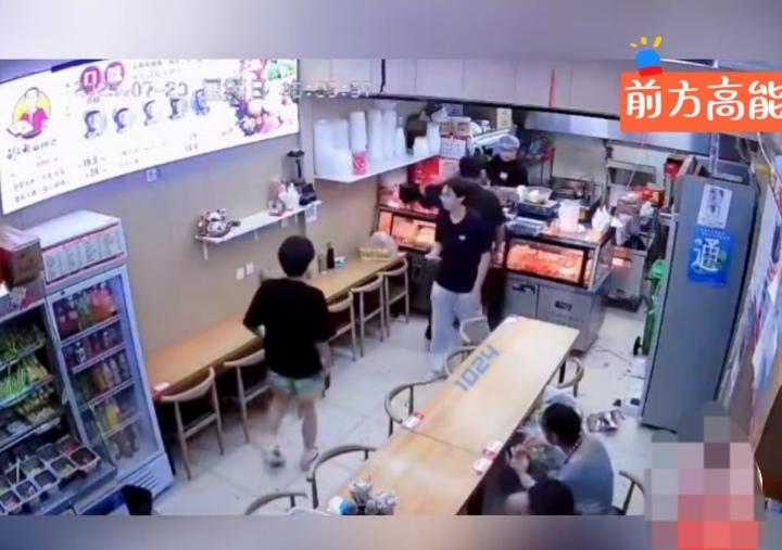 下雨天，一对情侣来饭店躲雨，店员忙着收拾桌子没招呼，女子突然就失控了。更可怕的是