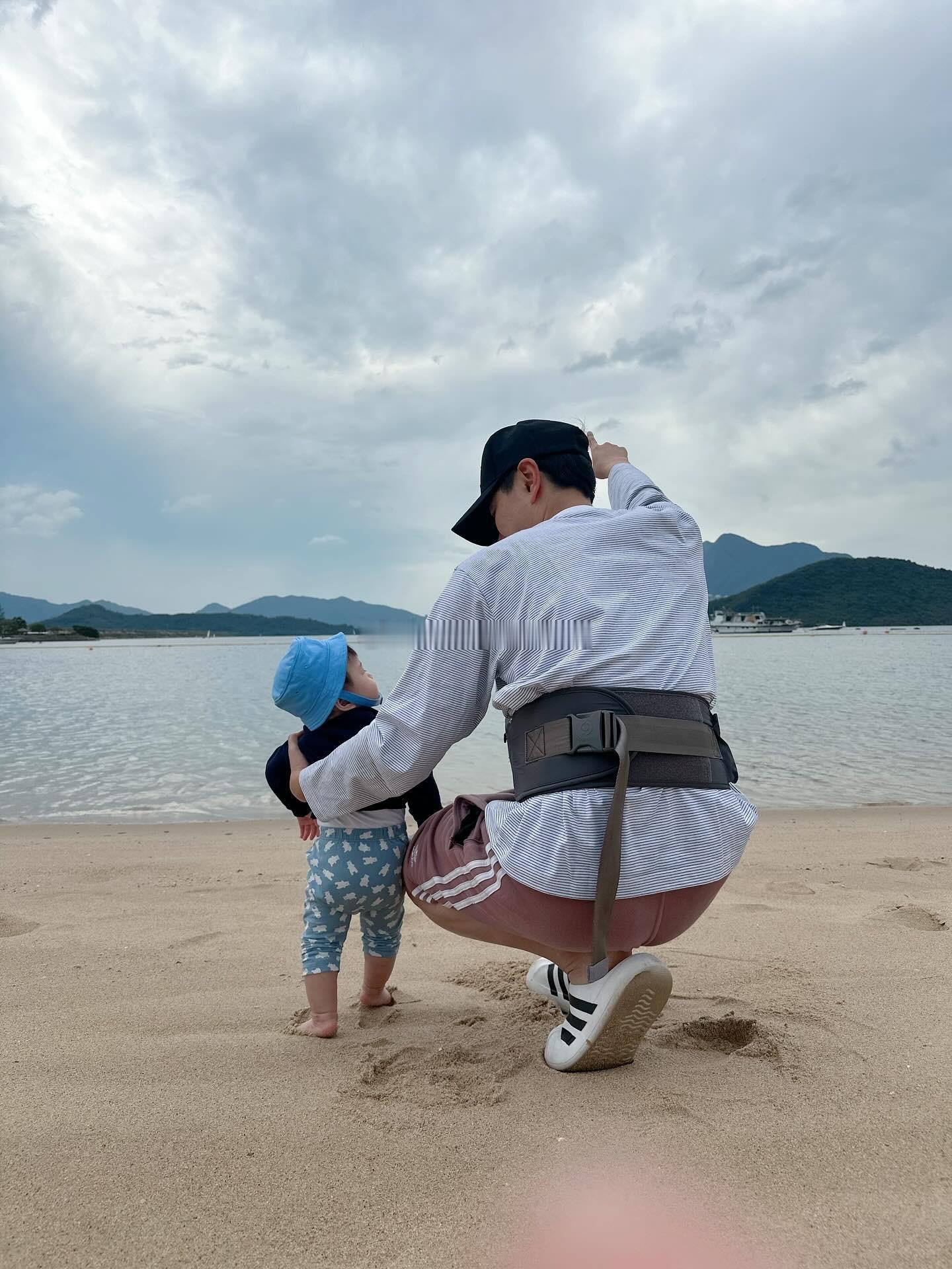 萧正楠黄翠如带儿子萧哈哈到沙滩玩耍👦🏻 