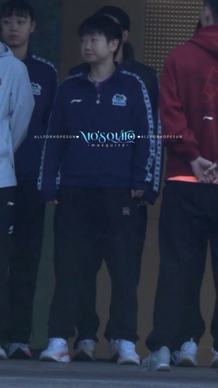 今天两个小孩都是没吃完早餐就来早会一个边等边扒拉玉米须啃一个边等边嘴巴里在嚼