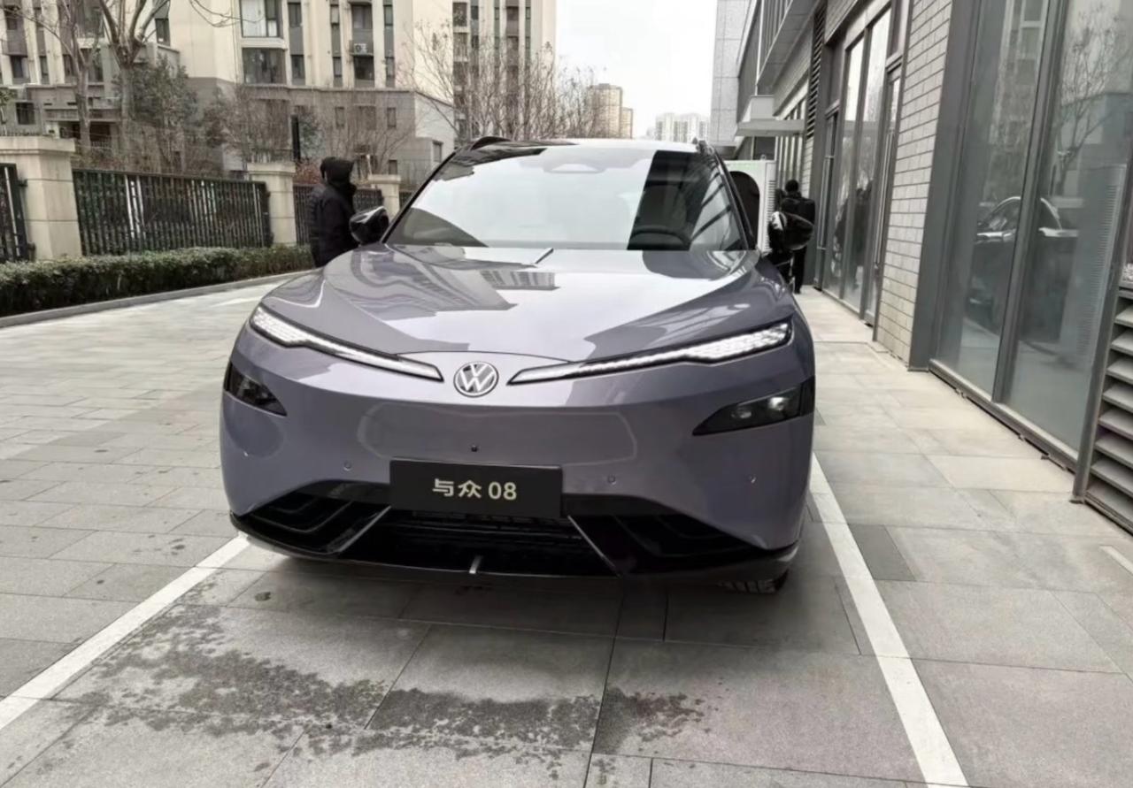 大众与众08实车曝光！全新的设计风格 你给打几分？
日前，网络上曝光了一组大众与