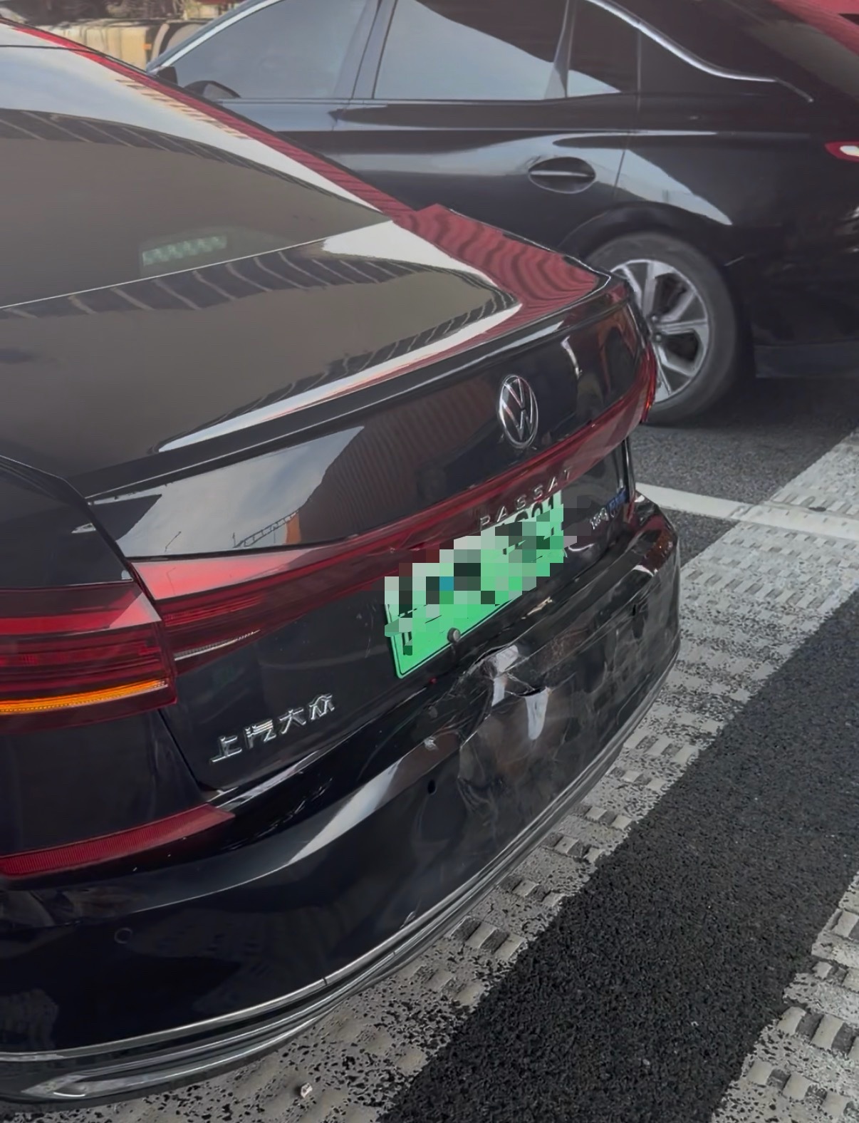 去机场的路上发生车祸，后车追尾，手机甩飞，iPhone识别到车祸，还好急系了安全