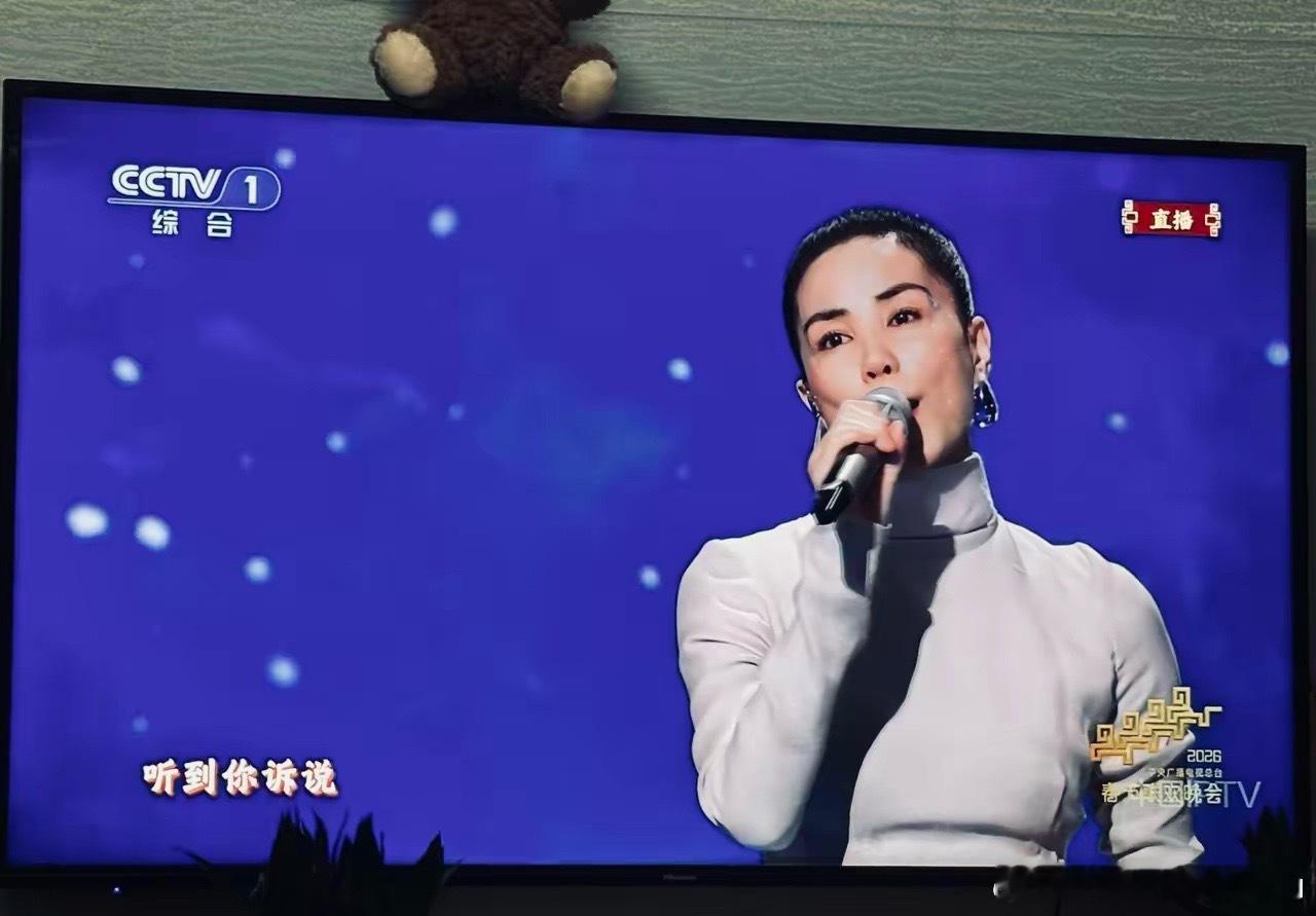 你们有注意到王菲的手吗？她信佛如此虔诚。怪不得她灵魂这么纯净这首歌又要火一段时间