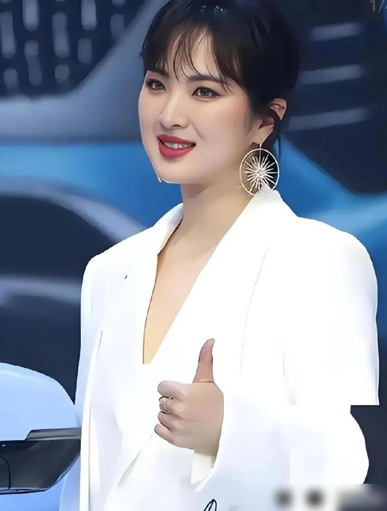 这真的算是“降维打击”了吧？

孟晚舟穿黑西装空降姚安娜新歌发布会那场面，我隔着