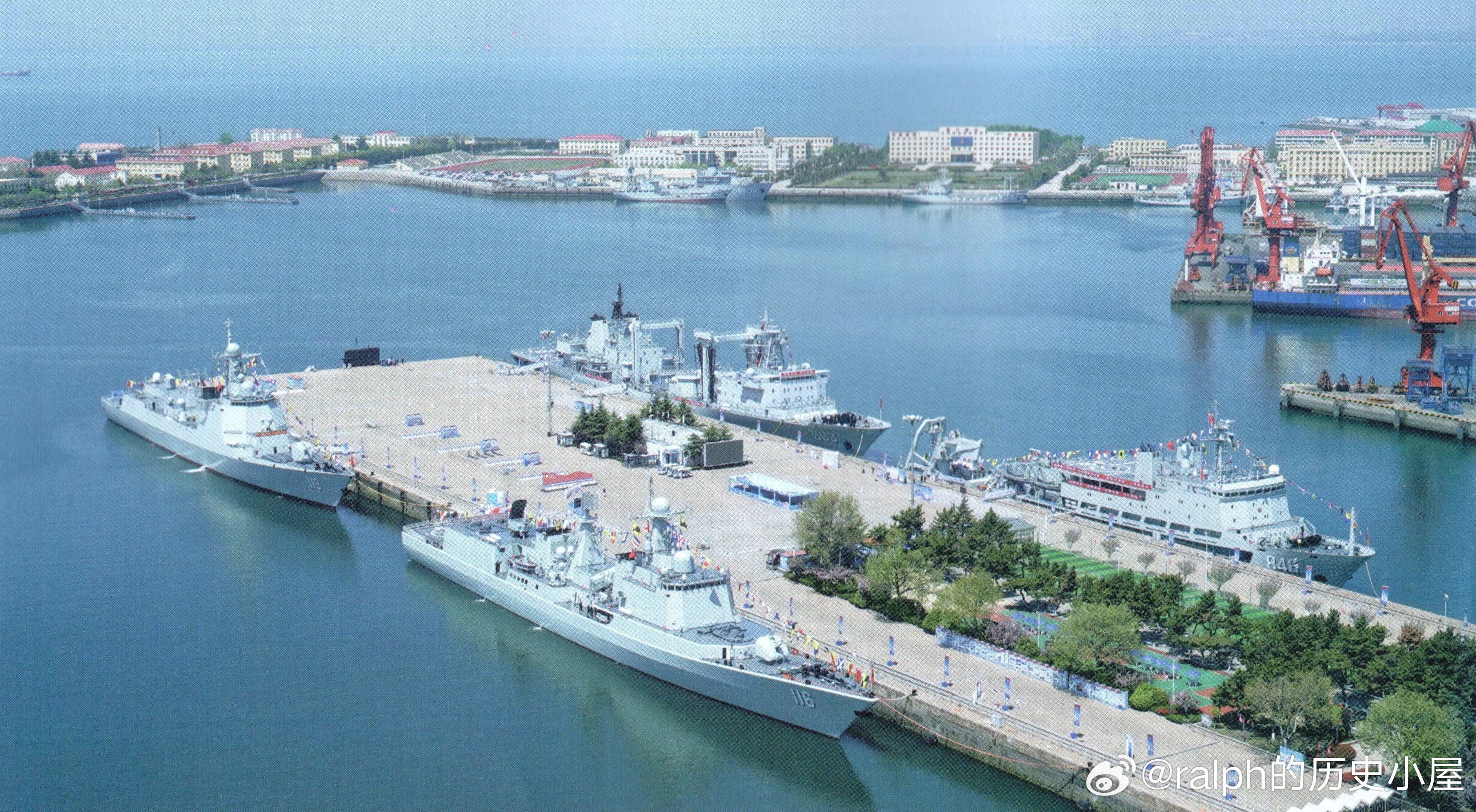 2024年4月停泊在青港3号码头的开放舰艇，近处是贵阳号（左）和石家庄号（右）驱