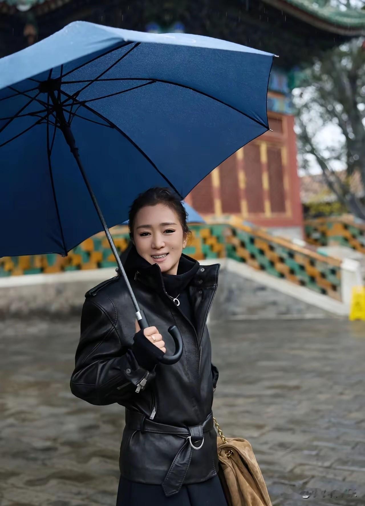 60岁巩俐气场直接碾压全场！这才叫老娘吃过的盐比你走的路都多！

看看人家巩俐，