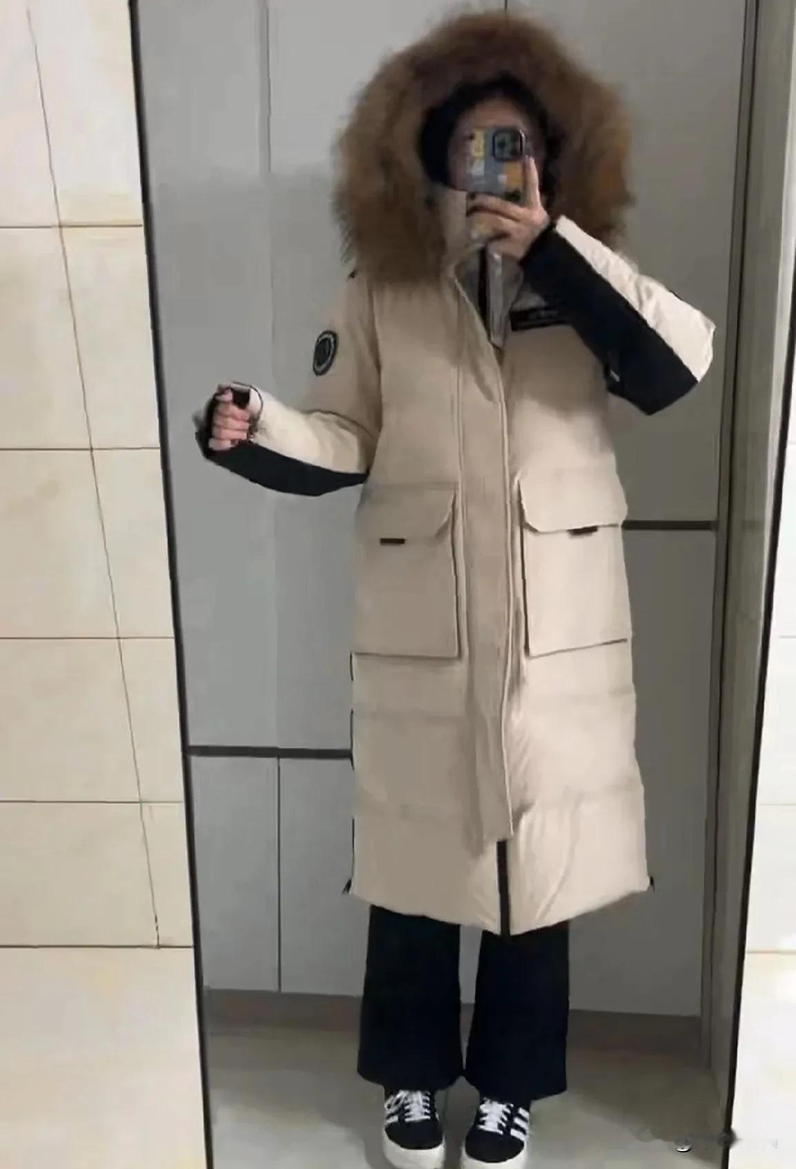 一个朋友月薪3500元，刚入职就请老公给她买单2500元的羽绒服，她说，冬天骑电