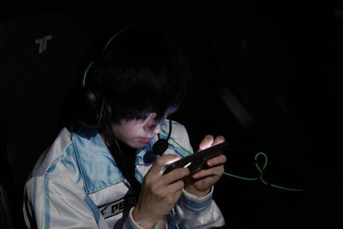 路酱想现场看大家打总决赛，今日加油啊！！WBG再战复活赛 竞浪大会