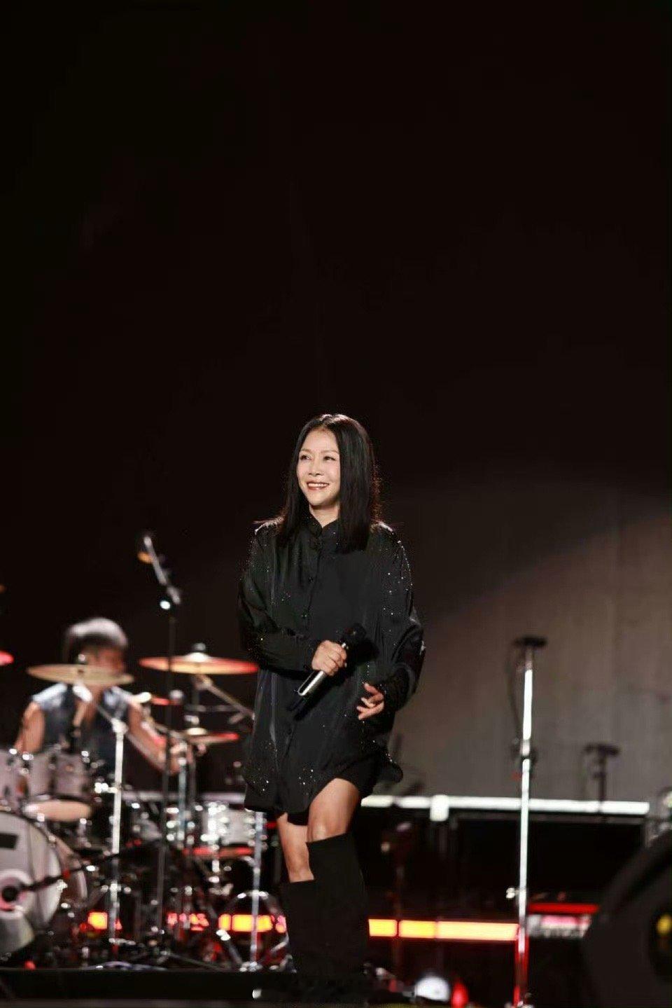 田震你的老baby来了 听田震唱《执着》，台下奶奶身体跟着旋律晃动，跟唱时嘴角带