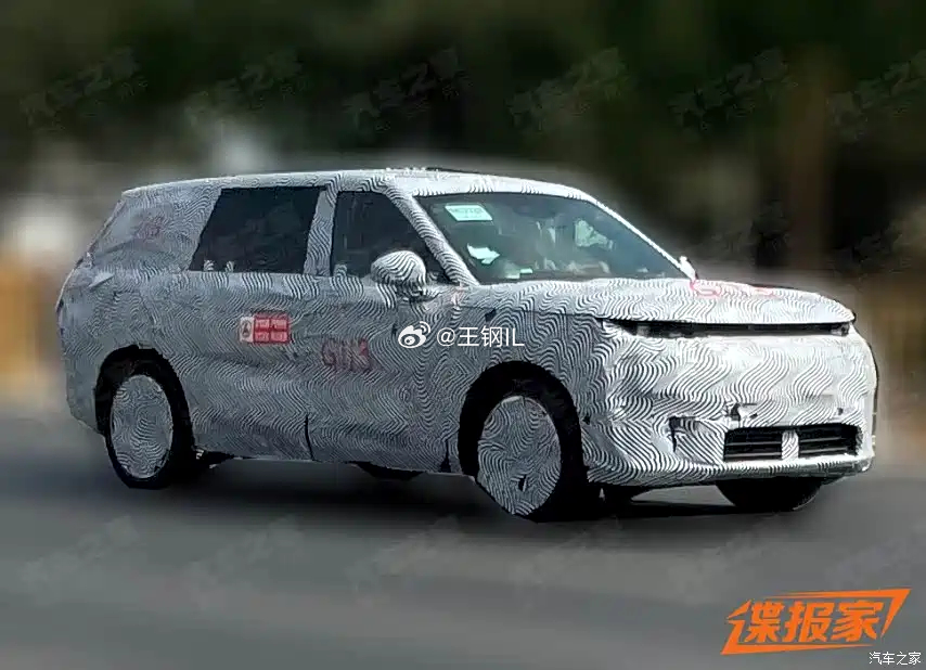 汽车之家今天曝光了小鹏一款增程大型SUV车型的谍照图。新车将搭载小鹏最新的超级增