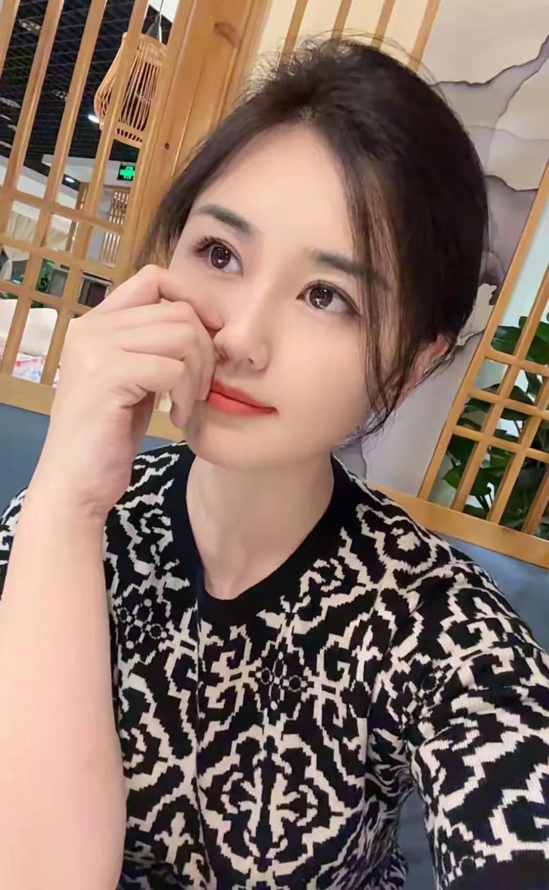 93年出生的小杨转眼间已经31岁了。她，未婚未育，独自一人在这座城市里穿梭，看似