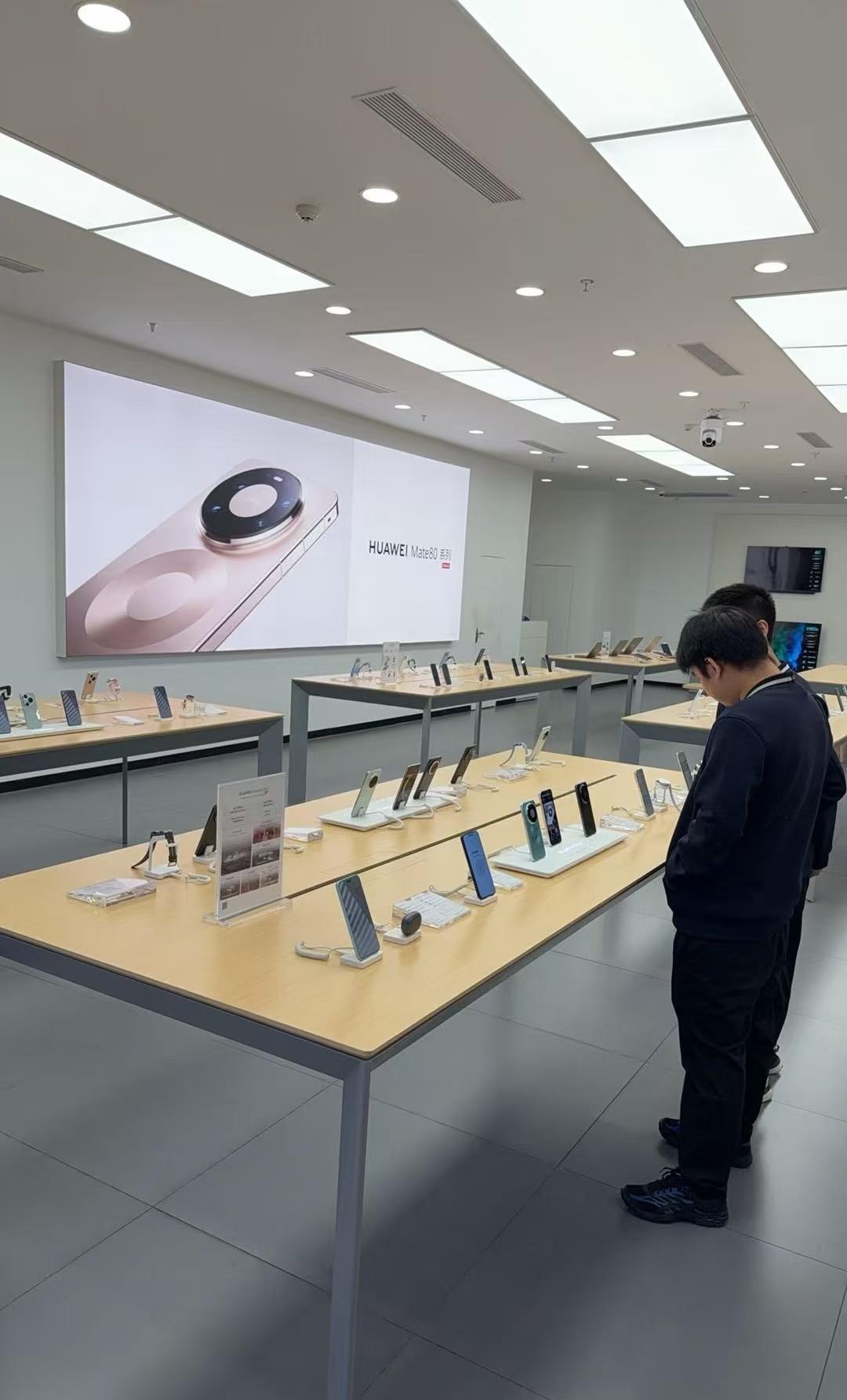 今年华为mate80不火了？

去了几家店，直营店就几个人，授权店只有店员在，还