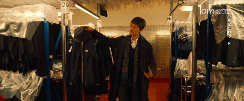 最近看了一个电影是成龙和梁家辉为什么找不到人或者抓不到，那是因为警察太信任自己的