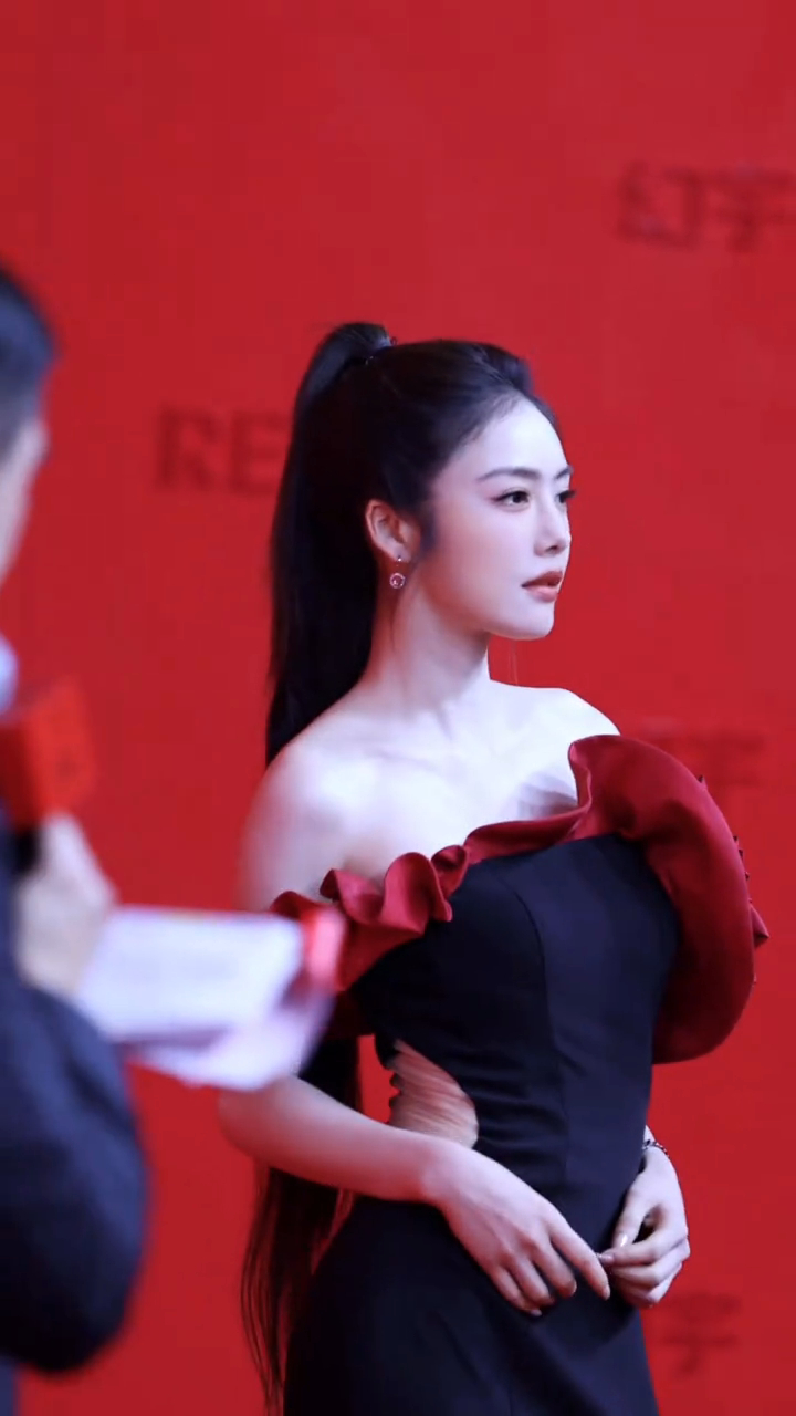 蔡文静碎花挂脖裙造型蔡文静露腰好性感音乐缘计划姐姐状态也太好了吧，每一个镜头都好