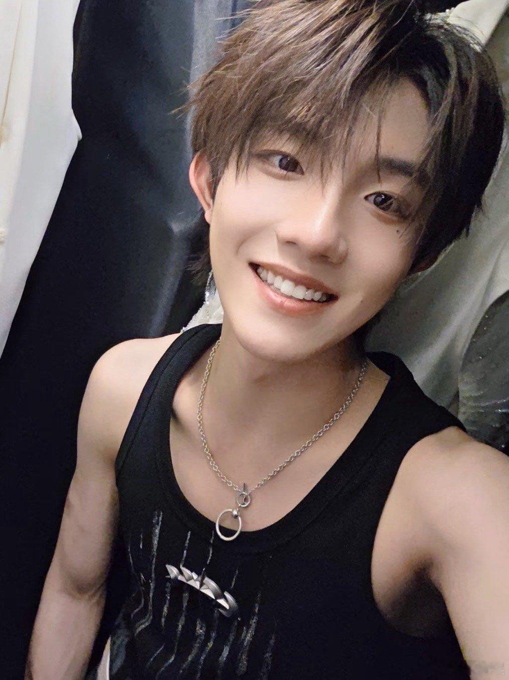 苏新皓大大方方露出人鱼线啊啊啊这看起来太爽了苏新皓 就这样大大方方的俺不行了！ 