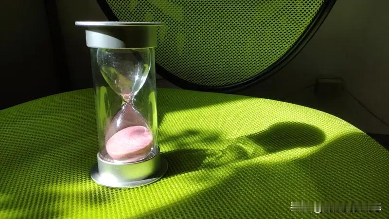 一个人打发时间，我就买包最便宜的速溶咖啡，坐在24小时便利店窗边，看凌晨三点的街