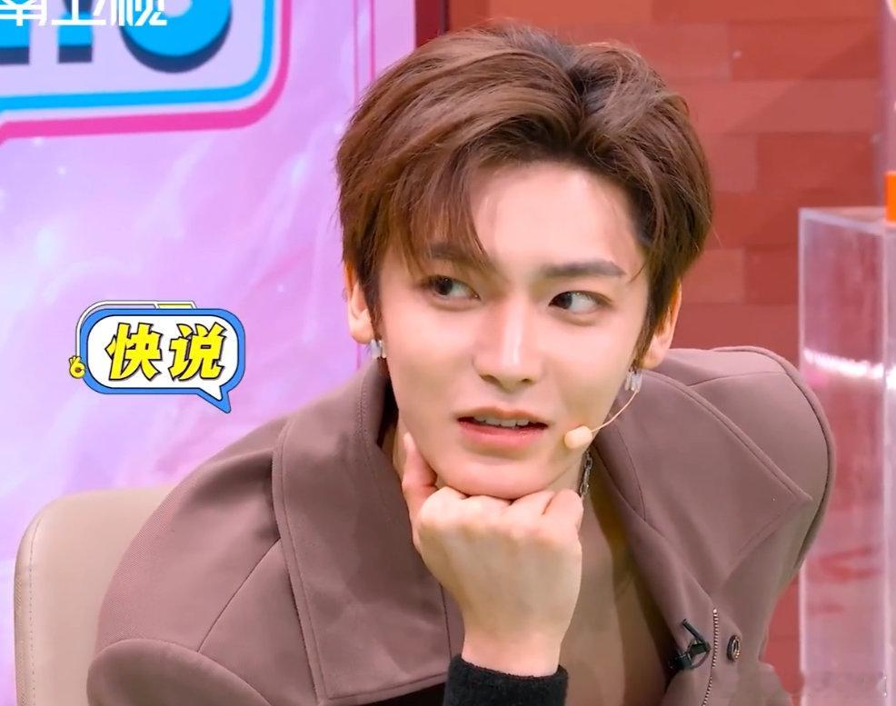 丁程鑫张颜齐两魔童聚一块了丁程鑫张颜齐这俩魔童是来整顿综艺的吧！眼神一对就开启禁