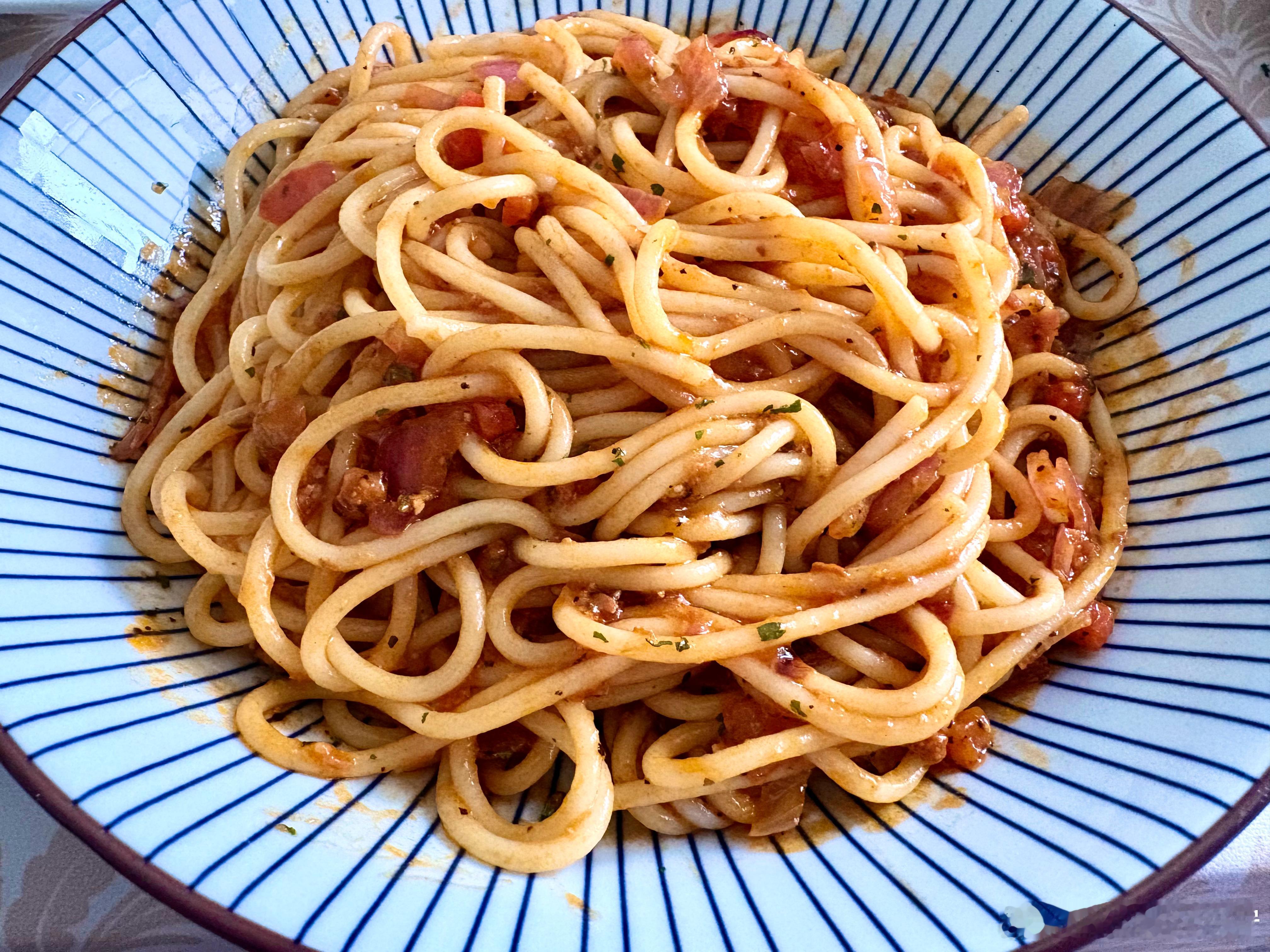 每日一餐分享 很久没吃意面🍝啦，走着！还是传统的肉酱面比较合心思，牛油果🥑当