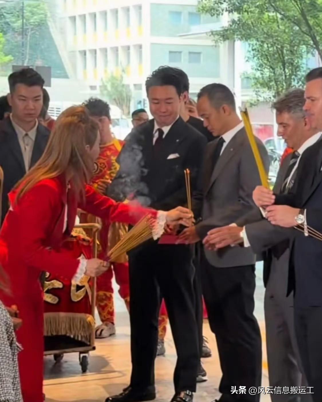 香港某外籍酒店拜神仪式。

当初外国人到香港一切都很抗拒，慢慢的，他们都知道在这