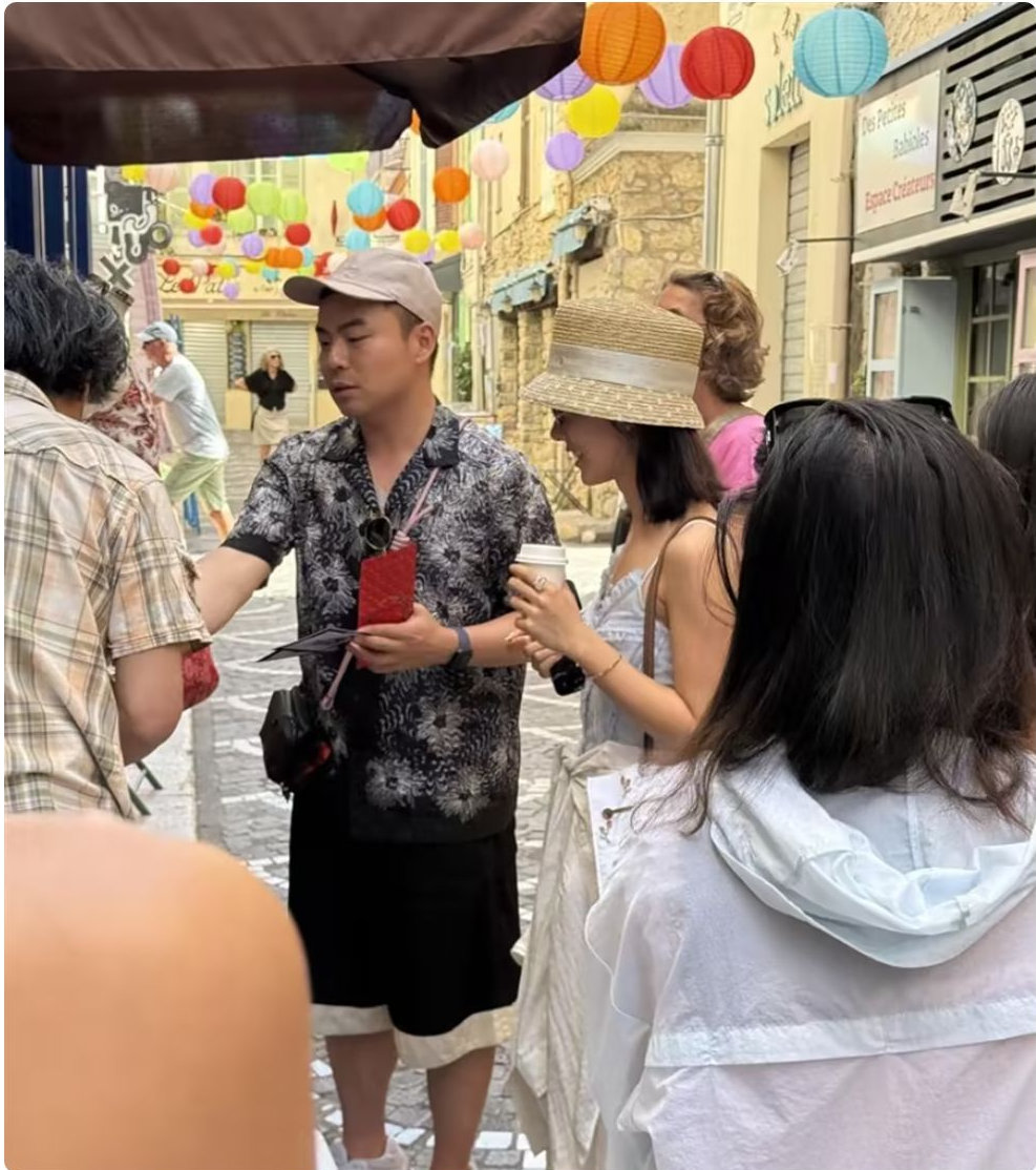 赵今麦游玩法国，皮肤被晒成酱油色也不管不顾了，小翘鼻好优越 